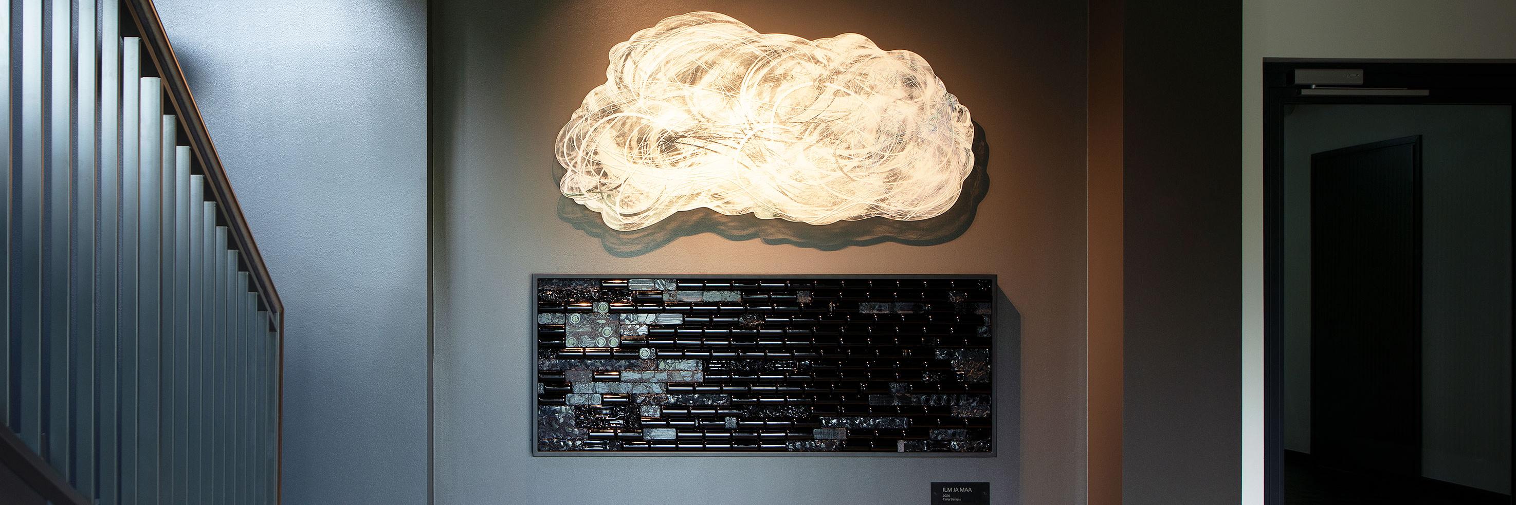 Tiina Sarapu klaasikunstiteos „Ilm ja maa“. Foto: Terje Ugandi.